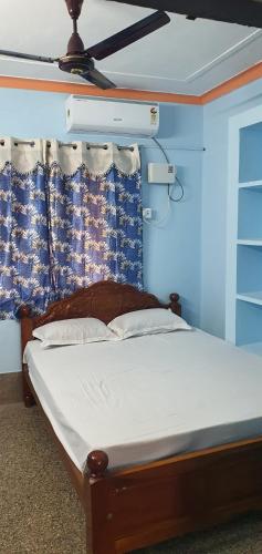 Ліжко або ліжка в номері Hallima Guest House Home Stay Purpose Nizam Colony