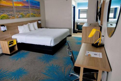 una habitación de hotel con una cama y un escritorio en Days Inn by Wyndham Amarillo - Medical Center, en Amarillo