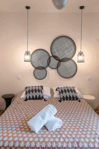 a bedroom with a large bed with two pillows at Résidence Aristide Briand - Appartements en Centre Ville in Vichy