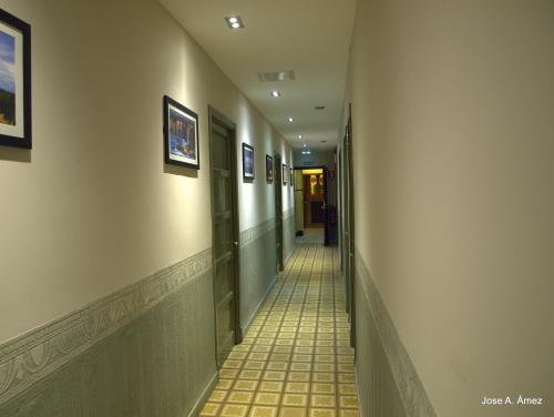 an empty hallway with a hallwayngth at Hostal Orejas in León