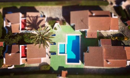 una vista aérea de una casa con patio en Villa Angelina 3 hab., en Cala Blanca