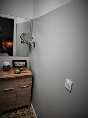 a room with a mirror and a dresser in a room at Apartamento Monastrell 13 in Novelda