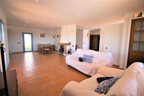 - un salon avec deux canapés blancs et une table dans l'établissement RA694 Casa con piscina de 4 dormitorios, à Cuevas del Almanzora
