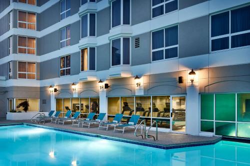 una imagen de un hotel con piscina en Hilton Kansas City Country Club Plaza, en Kansas City