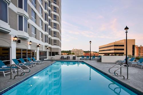 una imagen de una piscina en un hotel en Hilton Kansas City Country Club Plaza, en Kansas City