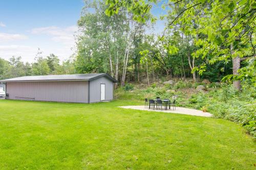 a large yard with a shed and a picnic table at 1 rums-lägenheter, Gångavstånd till Strömstads Centrum in Strömstad