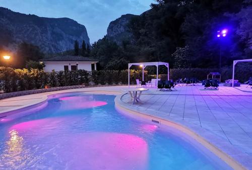 アックアラーニャにあるHotel La Ginestraの夜間のプール(水中にピンクのライト付)