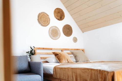 um quarto com 2 camas e uma cadeira azul em Domek pod Szarowym lasem em Wisla