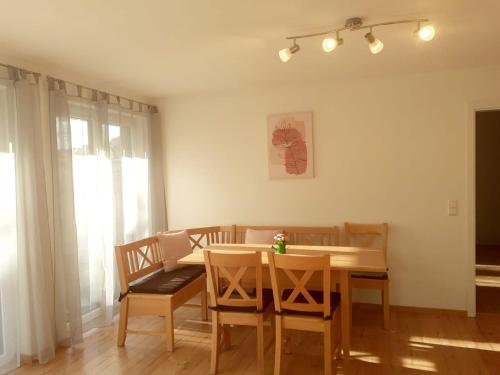 a dining room with a table and chairs at Dorfglück Oberdigisheim in Meßstetten