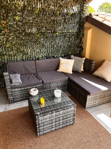 a living room with a couch and a table at Bon Bon del Corso con terrazzo e aria condizionata in Asti