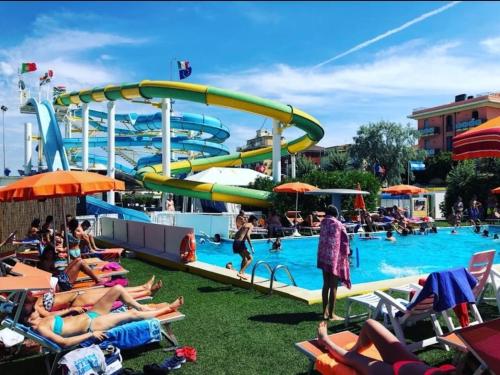 eine Gruppe von Personen in einem Pool in einem Wasserpark in der Unterkunft Hotel Sabbia d'Oro in Rimini
