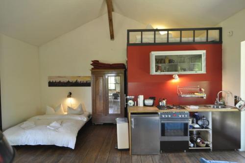 een keuken met een bed en een fornuis in een kamer bij Romantisches Studio am Waldesrand in Schwarz