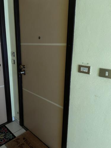 a door that is open in a room at Bon Bon del Corso con terrazzo e aria condizionata in Asti