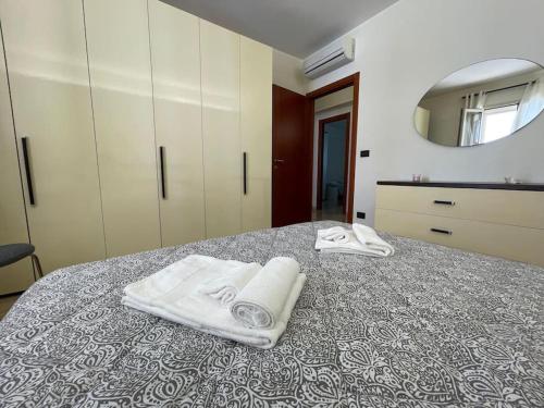 Un pat sau paturi într-o cameră la Appartamento vista Mare [Il Principe] Free Parking