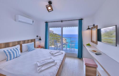 1 dormitorio con 1 cama y vistas al océano en Arpia Hotel en Kas