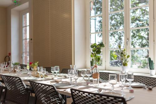 Restaurace v ubytování -Maison Calmels-PMR-7 Chambres et 7 SDB - proche Albi