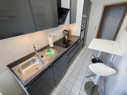 y baño con lavabo y espejo. en Wohlfühl-Wohnung im Herzen der Stadt Magdeburg, en Magdeburgo