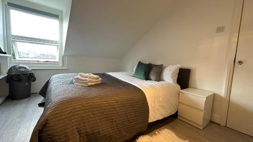 A bed or beds in a room at Economic Studio in the heart of Chiswick - London