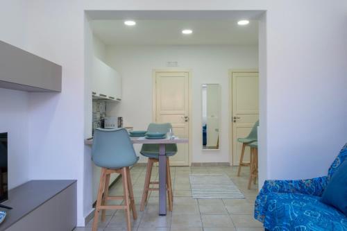 kuchnia i salon z kanapą i stołem w obiekcie Majolica Home w mieście San Gregorio di Catania