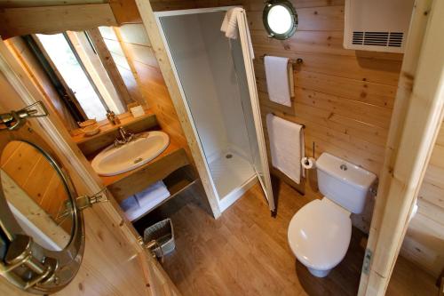 an overhead view of a bathroom with a toilet and sink at Le Village de la Champagne - Slowmoov in Bar-sur-Aube