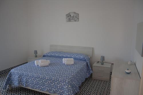 - une chambre avec un lit et 2 oreillers dans l'établissement Casa Arco, à Torre Suda