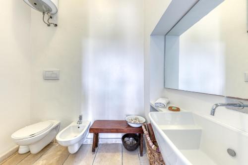 y baño con bañera, aseo y lavamanos. en Villa Blu La Patronale en Castro di Lecce