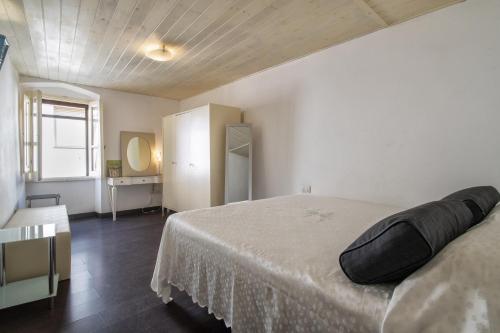 1 dormitorio con 1 cama grande en una habitación en Da Silvio, en Villanova Monteleone
