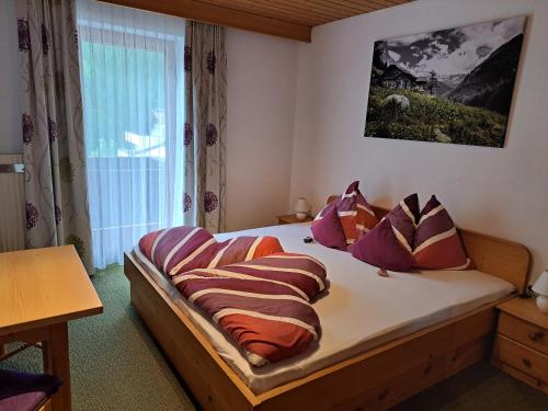 sypialnia z łóżkiem z poduszkami w obiekcie Haus Melanie w mieście See