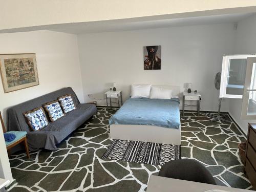 a living room with a bed and a couch at Syra nest private beach in Liaropá