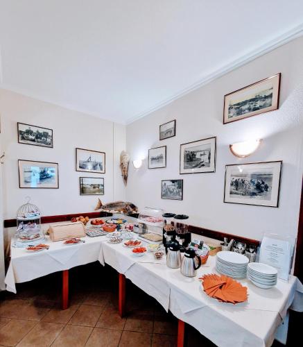 诺瓦利娅Villa Palčić II的一张长桌子,上面有盘子和食物