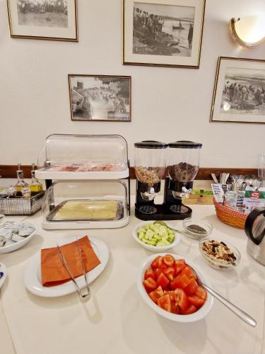 诺瓦利娅Villa Palčić II的桌子上带一些食物的柜台