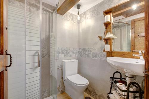 a bathroom with a toilet and a sink at Casa Tajinaste in Vilaflor