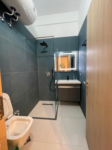 uma casa de banho com um lavatório e um WC em Amara Luxury B&B em Tirana