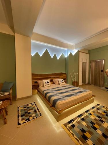 um quarto com uma cama grande e um tapete em Amara Luxury B&B em Tirana