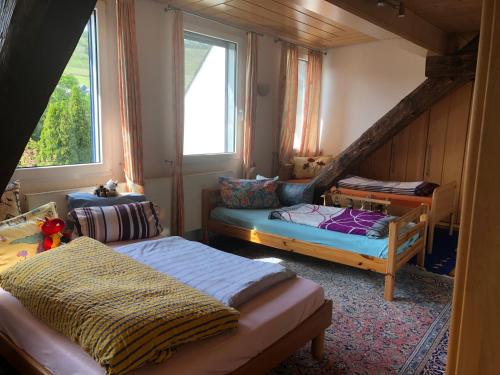 a bedroom with two beds and a window at grosses Zimmer mit Bad und Garten in Privathaus hell, gemütlich, Massivholz in Winningen