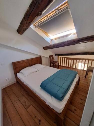 a bedroom with a bed and a skylight at Appart-Hôtel Résidence Maloc in Malaucène