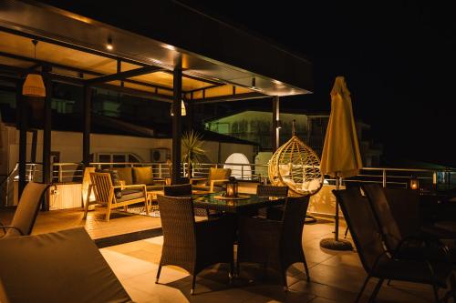 patio con tavolo, sedie e ombrellone di Villa Oleander a Ulcinj