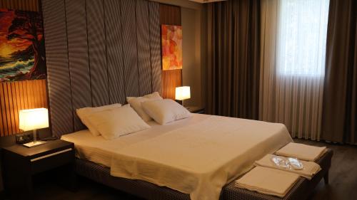 um quarto com uma cama com 2 candeeiros e uma janela em Dİamond Elit Otel&Spa Center em Esmirna