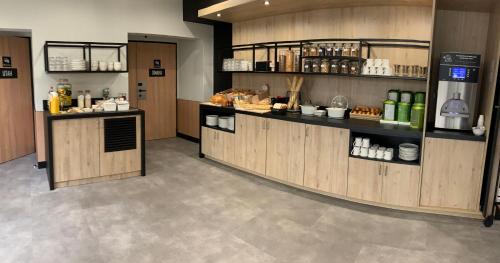 a restaurant with a counter in a room at ibis Saint-Lô in Saint Lo