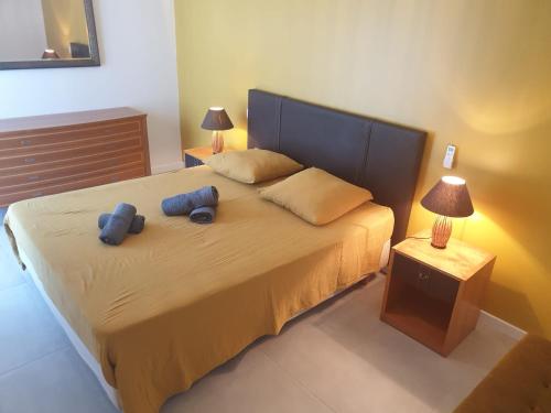 une chambre avec un lit avec deux animaux en peluche dessus dans l'établissement Villa Lumie - Superbe villa pour 8 personnes entièrement rénovée en 2023 avec piscine privée, à Sainte-Maxime