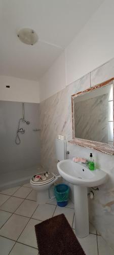 La salle de bains est pourvue d'un lavabo et de toilettes. dans l'établissement Beach House sol y mar #17, à Rabil