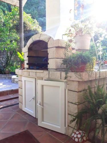 a pizza oven in a patio with a pizza oven at Guesthouse Gavrilović 28 A in Njivice