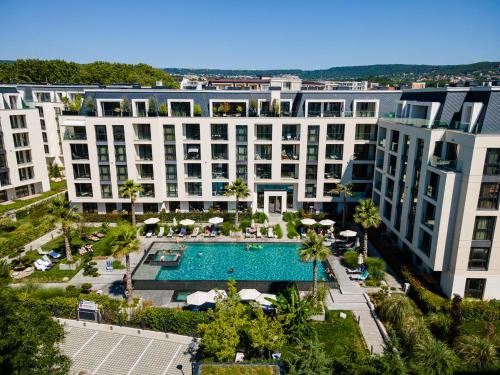 een luchtzicht op een hotel met een zwembad bij studio Sea Pearl in Sveti Konstantin