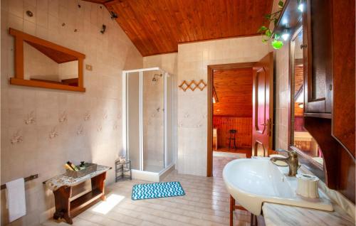 O baie la Amazing Home In Poggio Torriana With 3 Bedrooms And Wifi