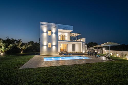 Бассейн в Zenith White Elegant Villa 1 или поблизости