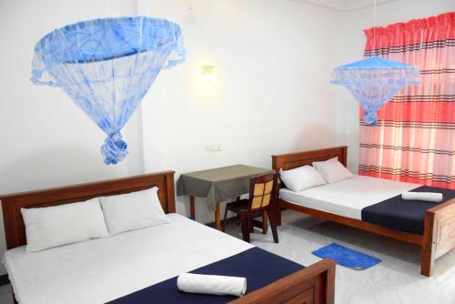 מיטה או מיטות בחדר ב-Wilpattu Lakwin Guest