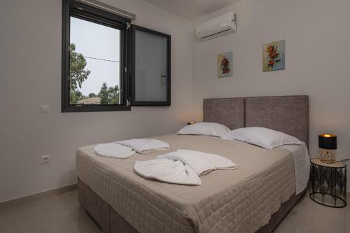 Кровать или кровати в номере Zenith White Elegant Villa 1