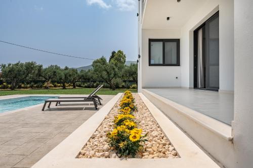 Бассейн в Zenith White Elegant Villa 1 или поблизости