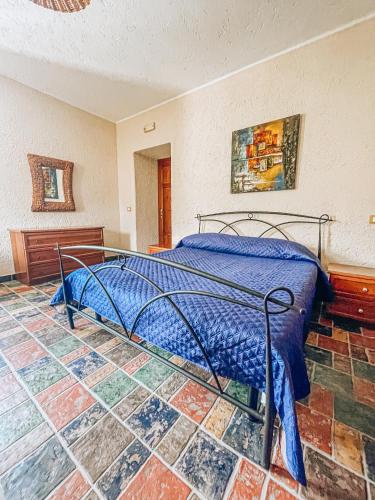 Posto letto in camera con pavimento piastrellato. di Appartamenti L'Arcella a San Nicola Arcella