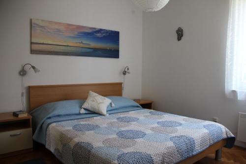 ein Schlafzimmer mit einem Bett und einem Wandgemälde in der Unterkunft Apartment Pamic in Dubrovnik